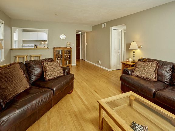 3rd image of 1239 E Randolph Ct