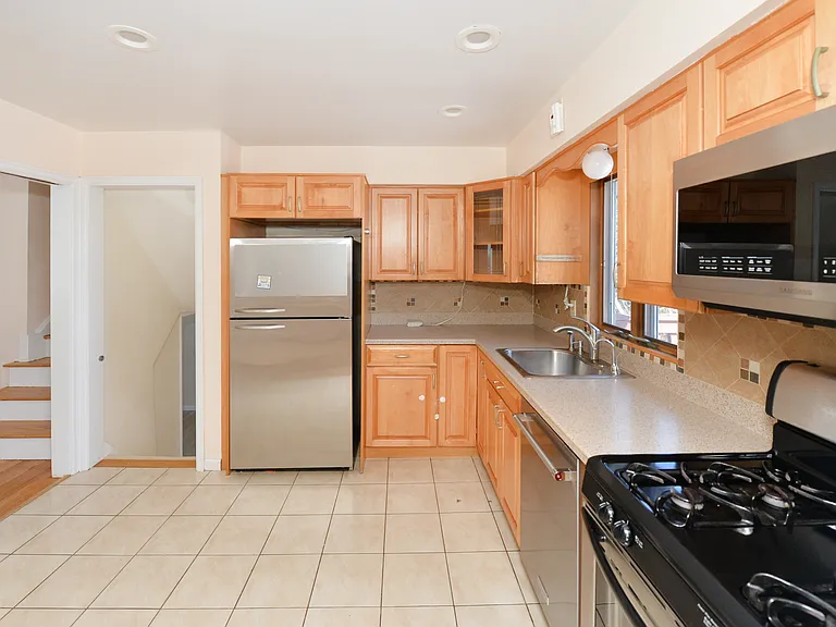 79 Grand Blvd — Photo 10