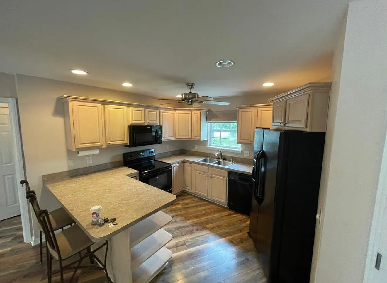 3 bed, 2146 sqft, $2,900 — Photo 3