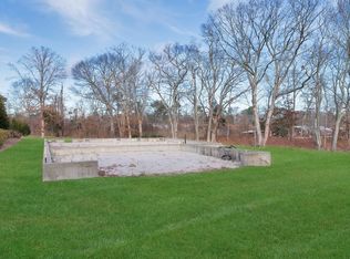 21 W Tiana Rd, Hampton Bays, NY 11946