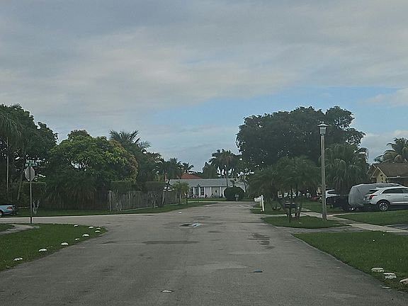 5th image of 7471 NW 37th Ct