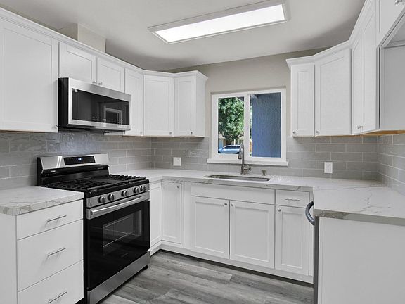 3rd image of 1921 Evergreen Ave