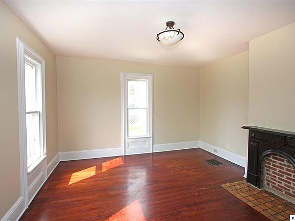 3rd image of 404 N Mulberry St