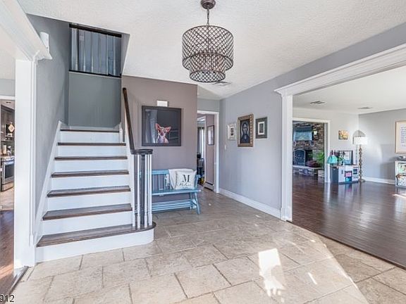 5th image of 17 E Gate Dr