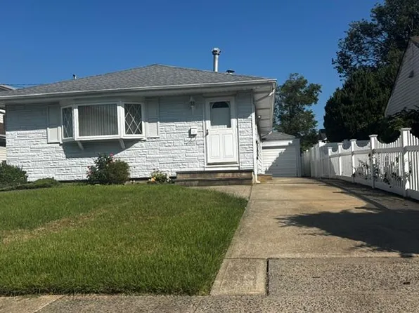 66 E Neptune Avenue, Lindenhurst, NY 11757