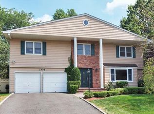 144 Country Club Rd, Pelham, NY 10803