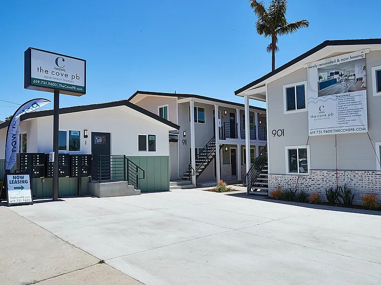Newly Renovated Community 2 Blocks From The Beach! — Photo 13
