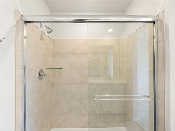 DEN_Bathroom_14431-Pansy-Loop