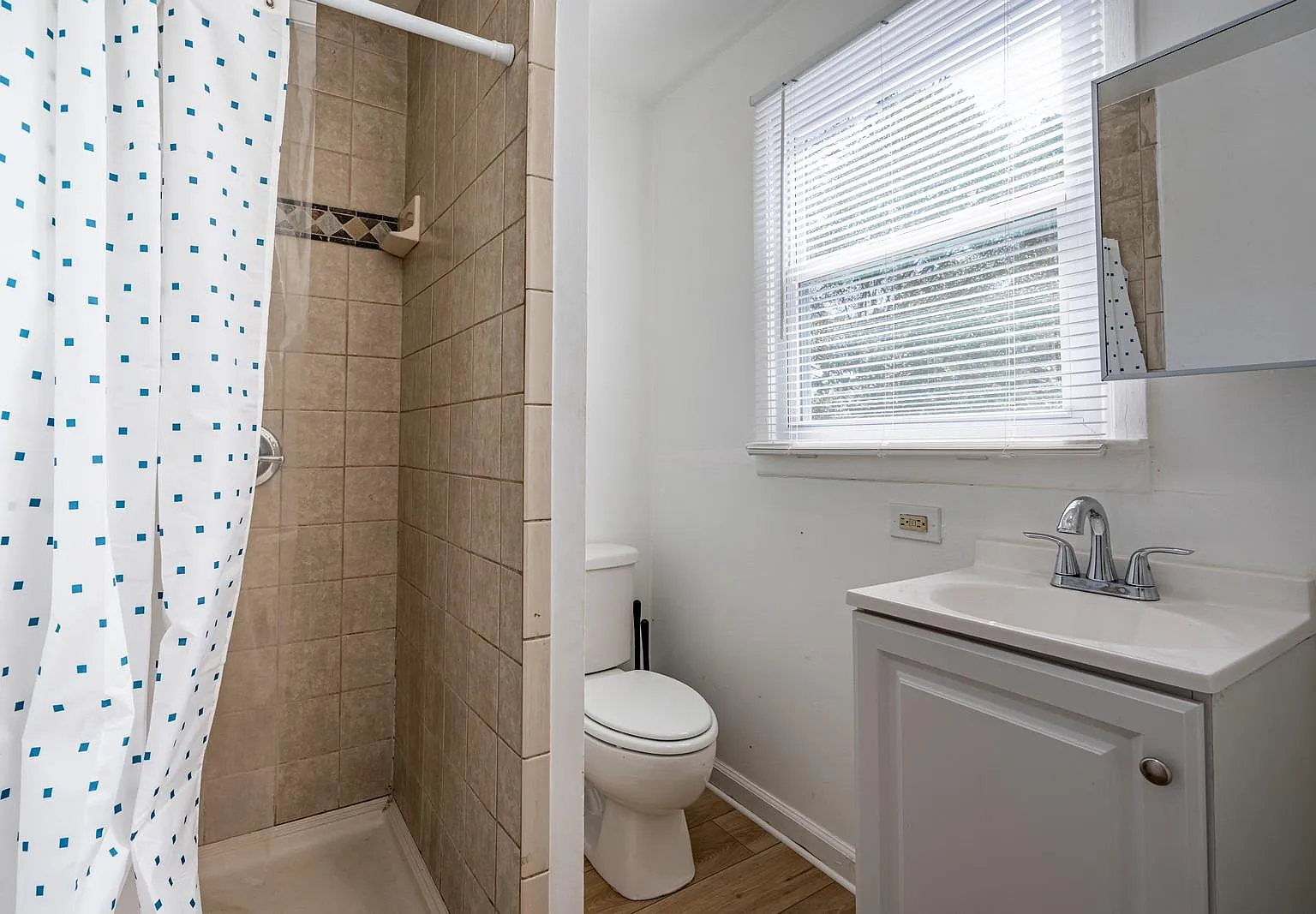 4 bed, 3.0 bath, 2230 sqft, $866 — Photo 4