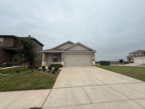 2nd image of 1130 Old Oaks Dr