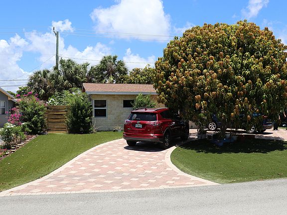 2nd image of 2631 NE 9th Avenue