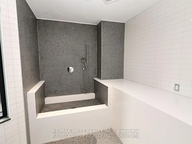 395 Dundas St W #822 — Photo 42