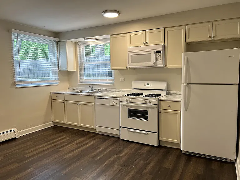 1032 E Division St #B — Photo 6