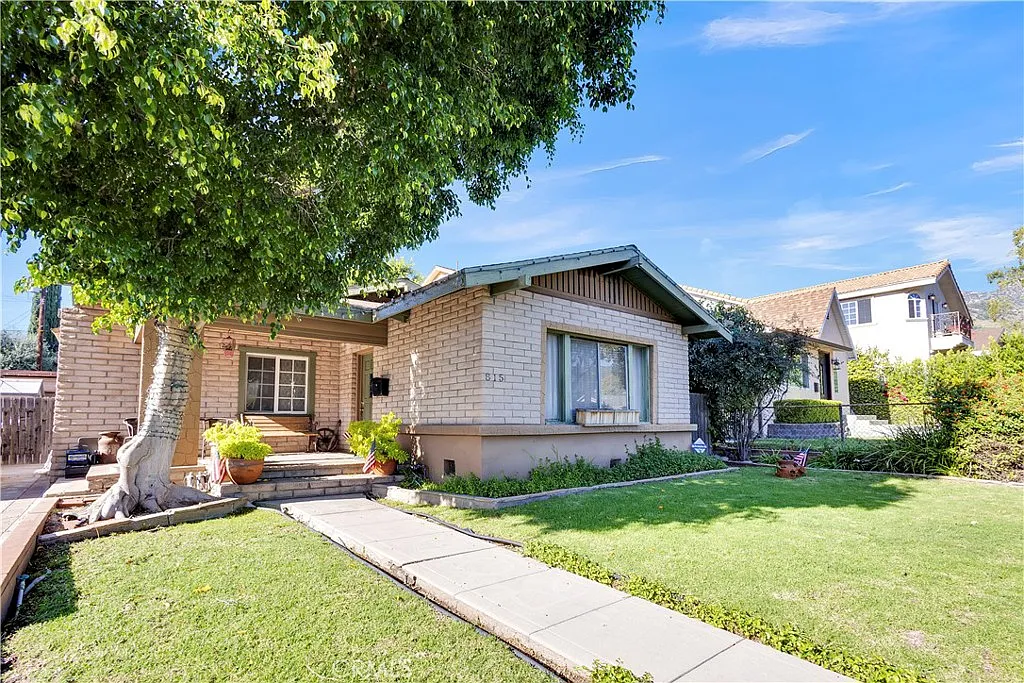 815 E Magnolia Blvd photo 1