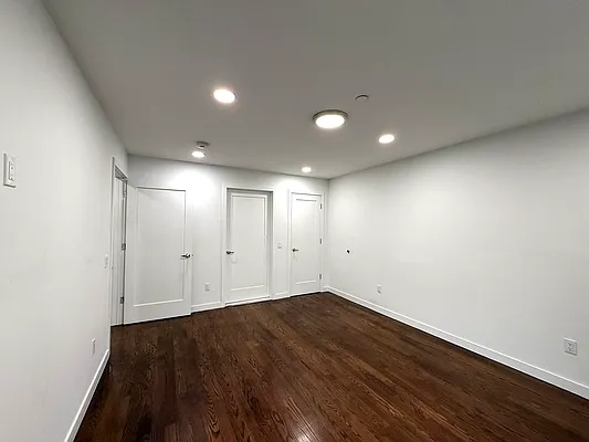 Rented by Astoria Realty | media 10