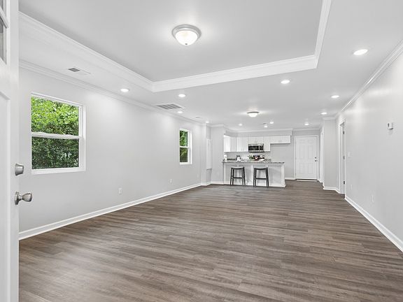 4th image of 712 N Greenwood Ext