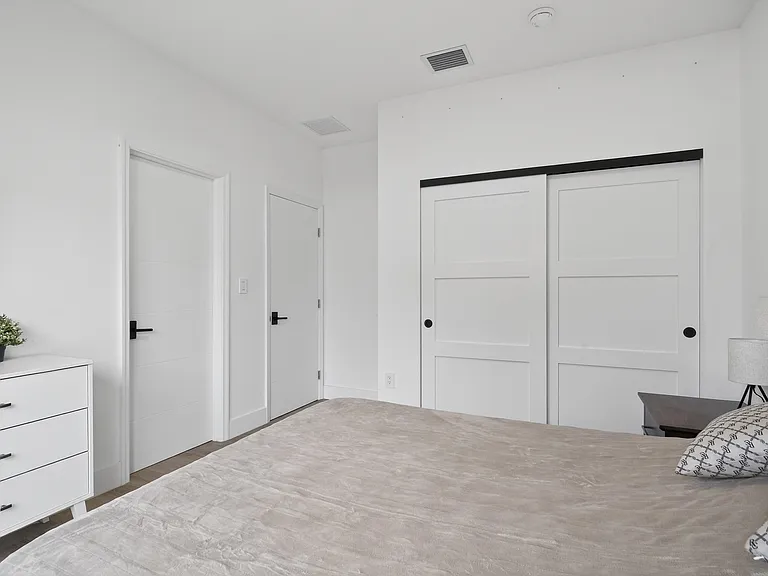 913 NE 15th St — Photo 26