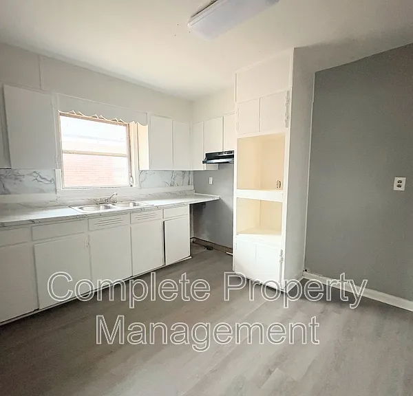 1669 19th Pl SW — Photo 3