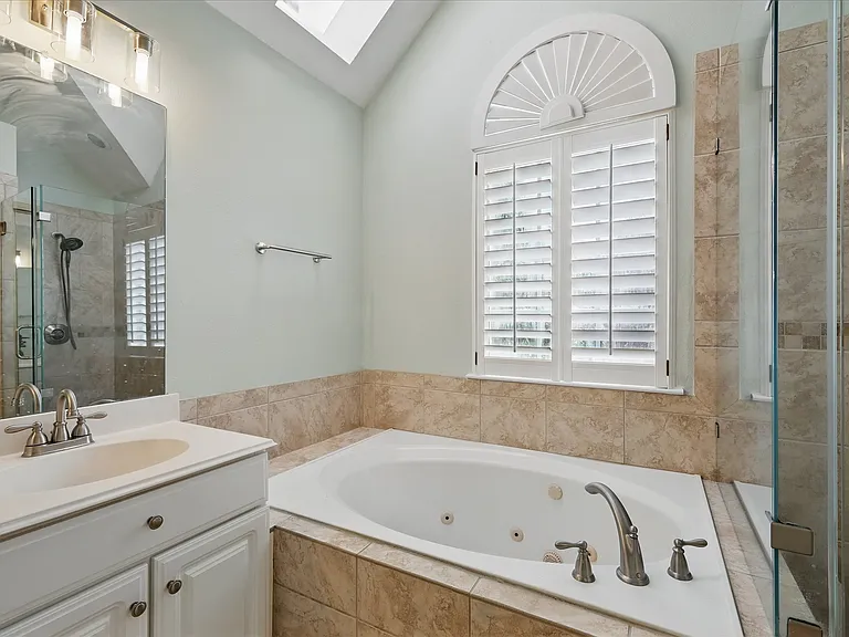 14625 Windsor Ct — Photo 56