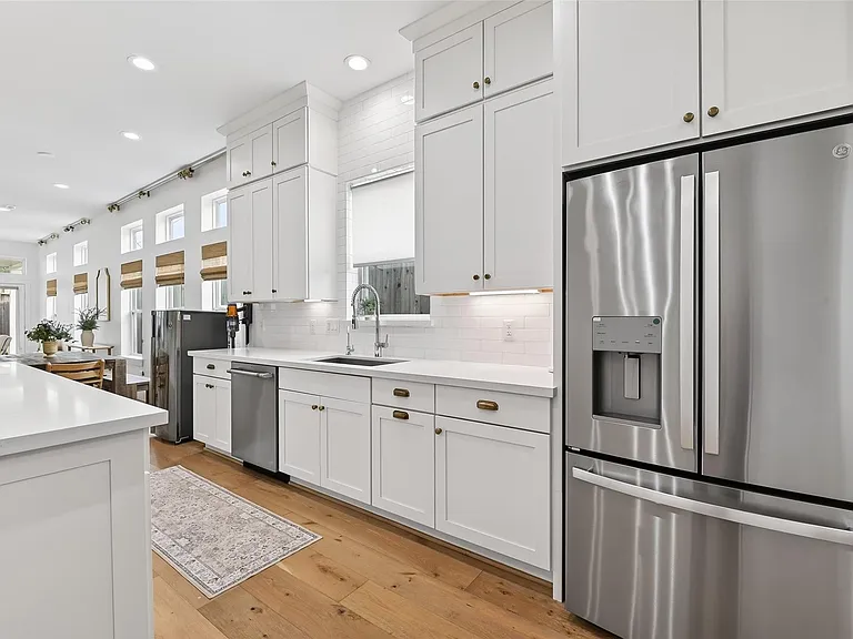 927 W 25th St #A — Photo 14