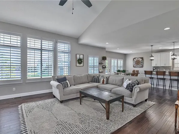 20703 W 49th St, Shawnee, KS 66218