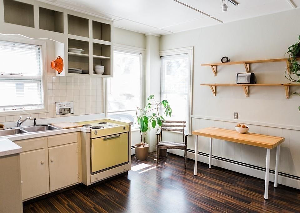 2nd image of 189 Broad St #1