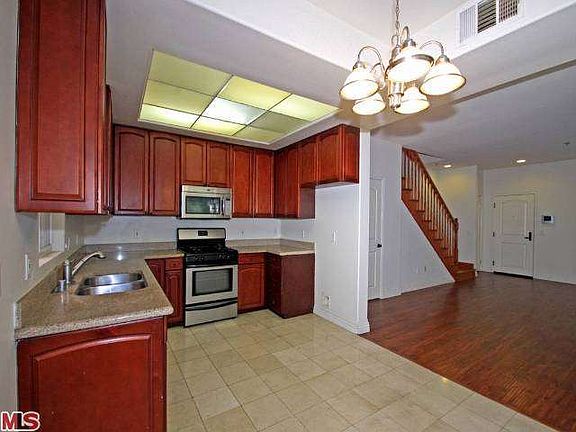 5th image of 333 S Manhattan Pl Unit 7
