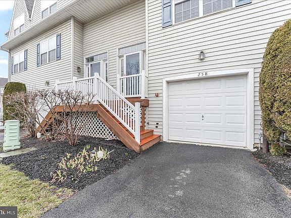 3rd image of 258 Buchanan Ct