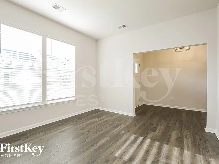 513 Hillpark Ln — Photo 7