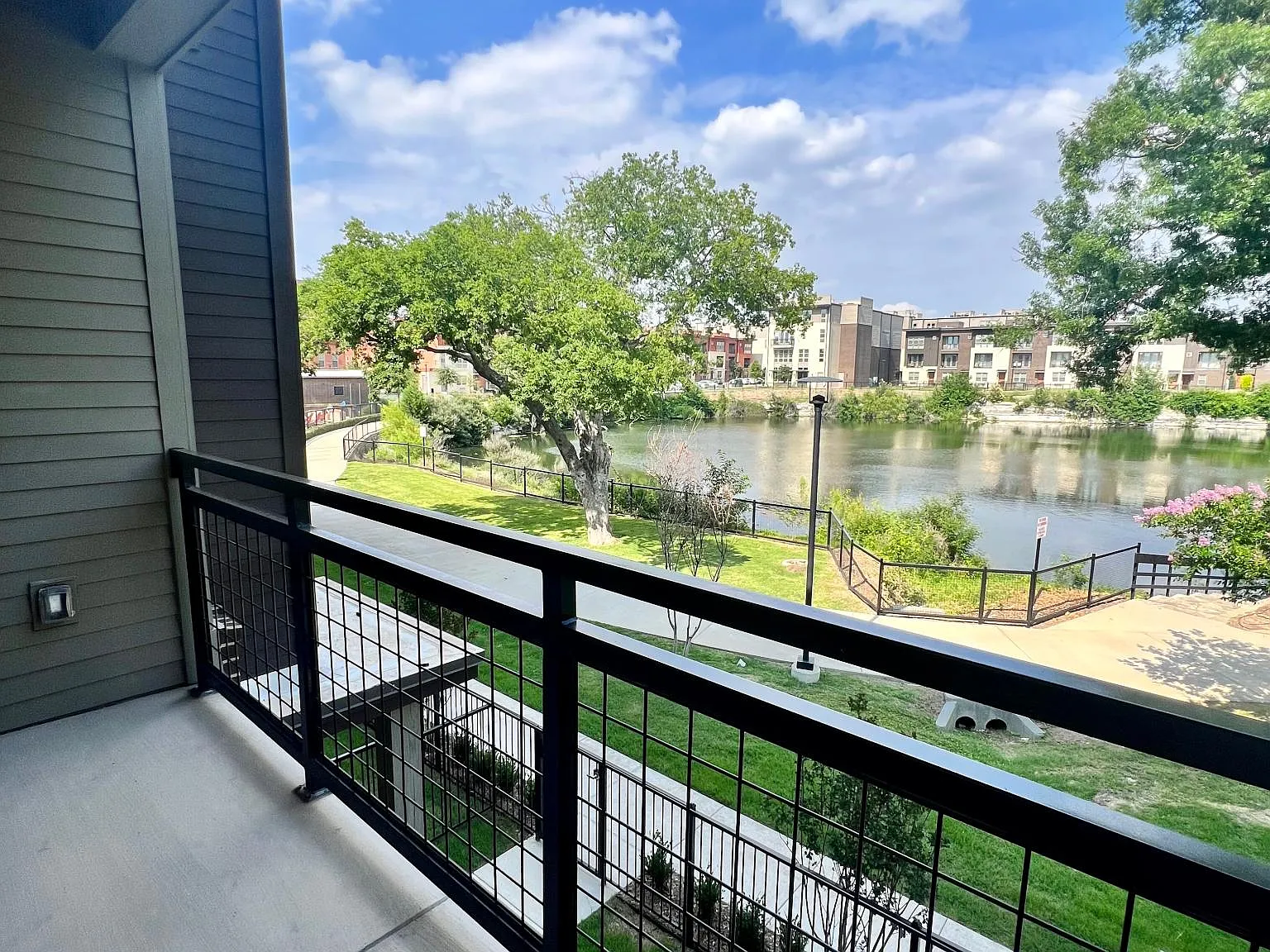 2 bed, 2.5 bath, 1631 sqft, $2,911 — Photo 2