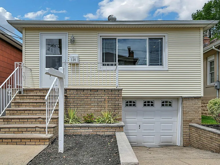 126 Huber St — Photo 1