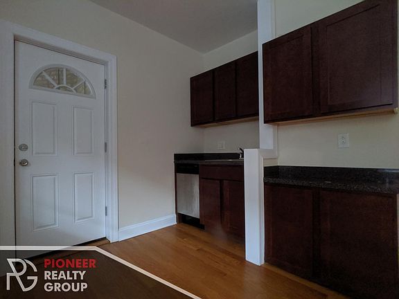 5th image of 3741 N Pine Grove Ave #1W