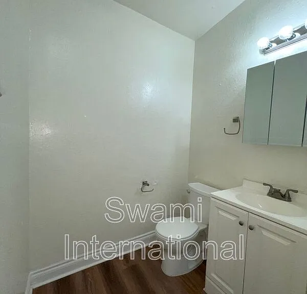 932 W 62nd St — Photo 16