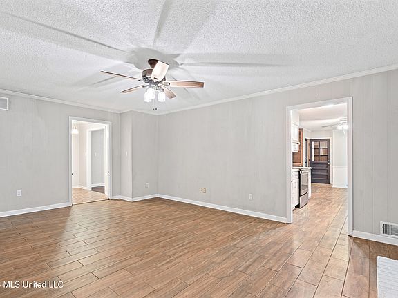 5th image of 539 Lake Shore Dr N