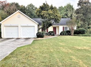 424 Crested View Dr, Loganville, GA 30052