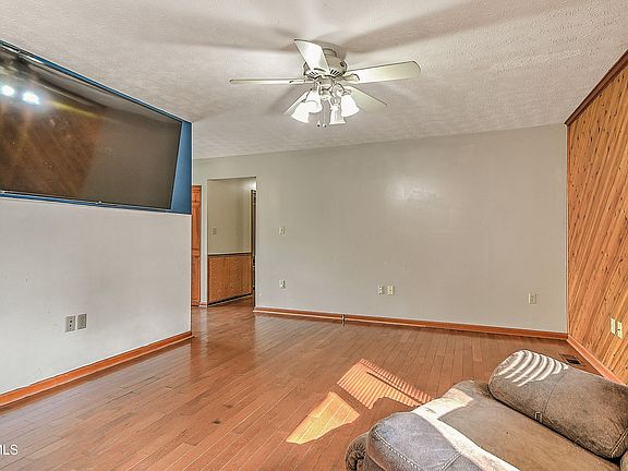 4th image of 409 Greenland Ln