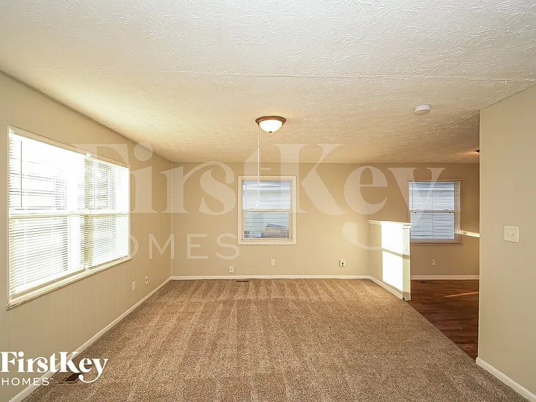 4601 N Richardt Ave — Photo 2