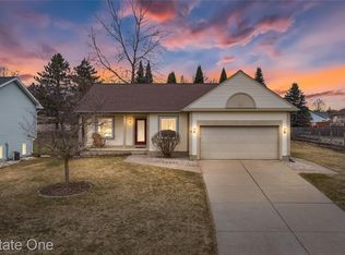 6335 Stonehearth Pass, Grand Blanc, MI 48439