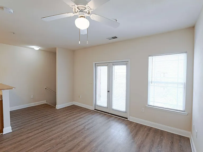 Ashbury Square Apartments — Photo 15