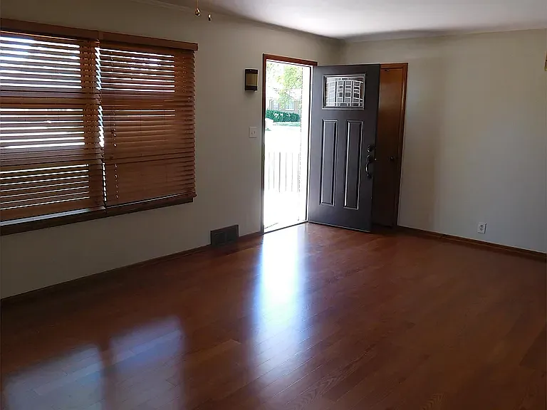 3 bed, 1183 sqft, $1,300 — Photo 2