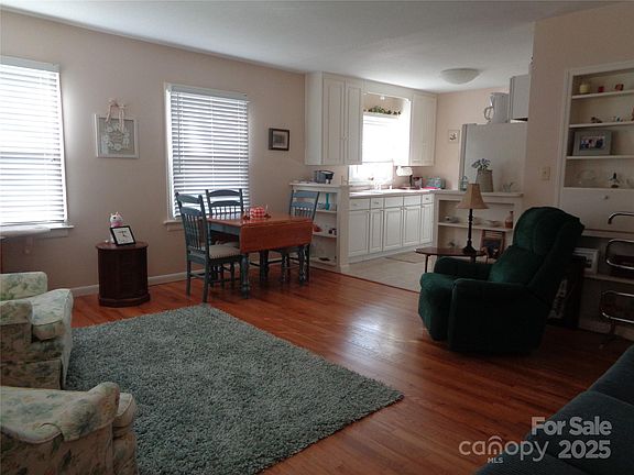 3rd image of 230 Leisure Ln