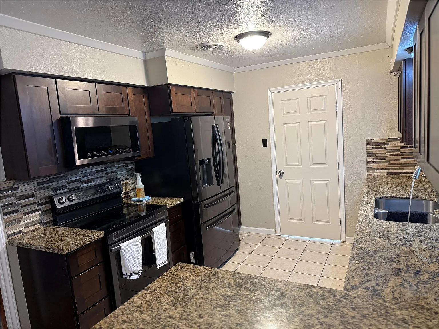 4 bed, 2.0 bath, 2268 sqft, $2,000 — Photo 2
