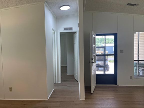 4th image of 603 Robin Ln