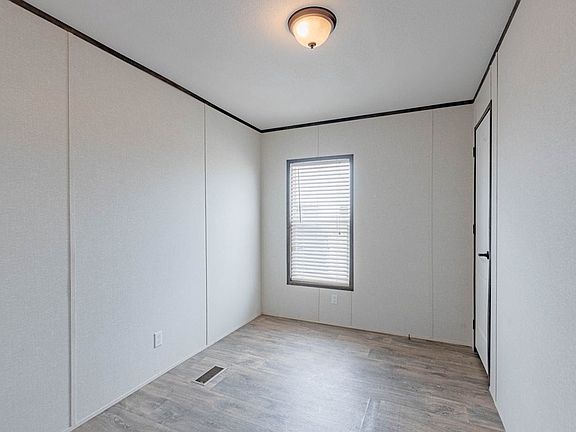 3rd image of 410 Dotsy Ave
