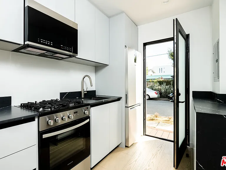 1325 Cabrillo Ave #11 — Photo 11