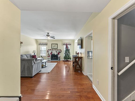 4th image of 734 Williamsburg Dr