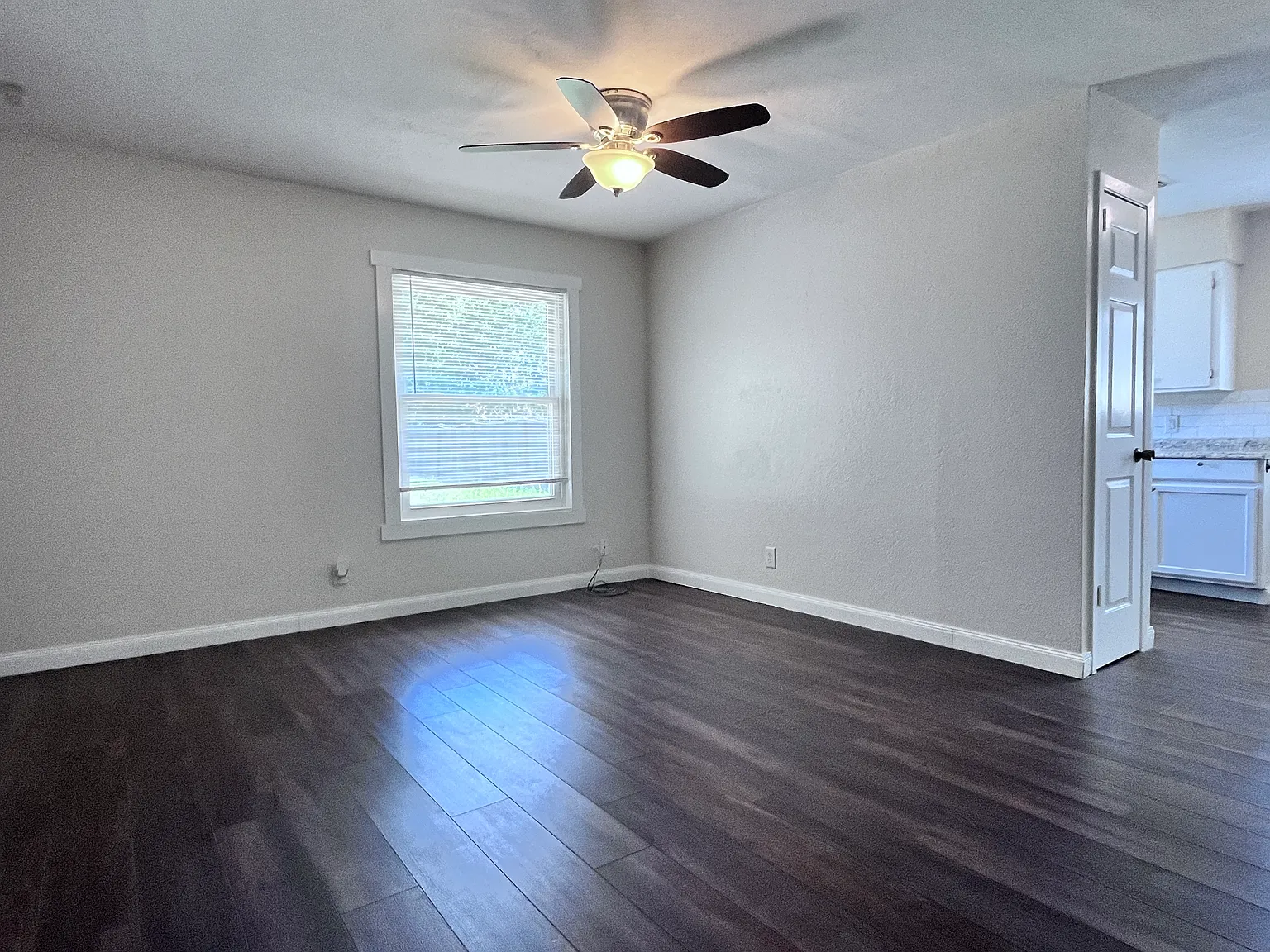 3 bed, 1.5 bath, 932 sqft, $1,800 — Photo 3