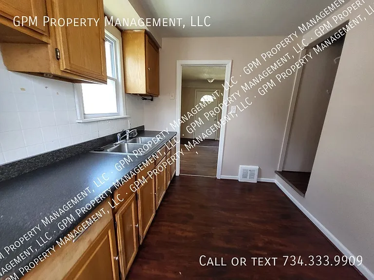 2745 Margaret St — Photo 8