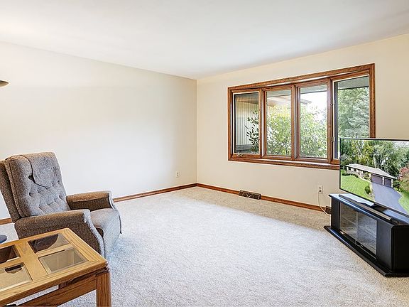 3rd image of 6205 Thorncrest Dr