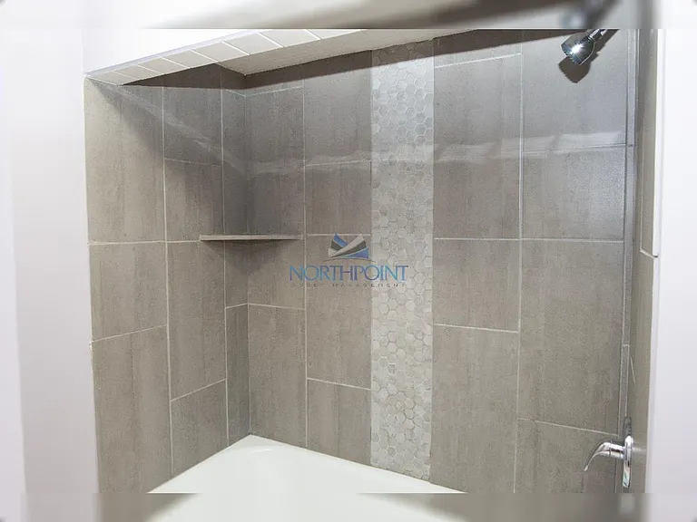 Bright & Open 2 bed 2 bath — Photo 12